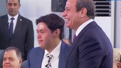 بالتقاط صورة تذكارية.. السيسي يحقق حلم شاب من ذوي الهمم 
