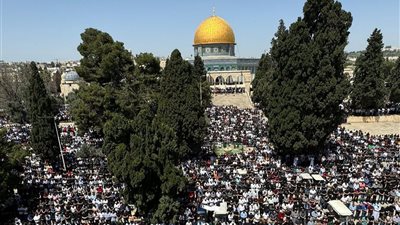 رغم قيود الإحتلال.. 30 ألف مصلٍ أدوا الجمعة في المسجد الأقصى