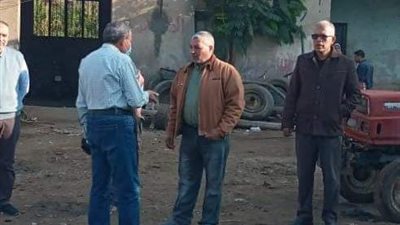 (على غفلة) رئيس مركز منيا القمح بالشرقية يفاجئ الحملة الميكانيكية الخفيفة بمجلس المدينة