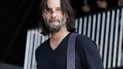 بعد غياب 20 عاماً.. كيانو ريفز يحيي حفلًا غنائيًا