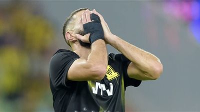 كيف أثر انقطاع بنزيمة عن التدريبات على موقفه في اتحاد جدة؟