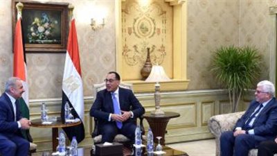 مدبولي يستقبل نظيره الفلسطينى والوفد المرافق له بمطار القاهرة