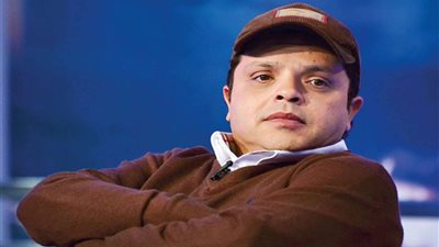 هنيدي يتحدث عن مواقف من طفولته في برنامج sold out