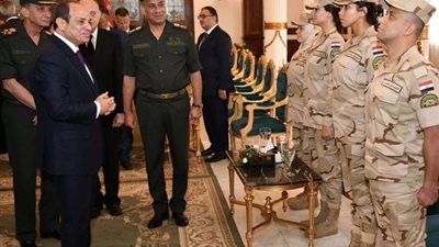 السيسي يلتقي عددًا من مُربي الخيول العربية بالكلية الحربية