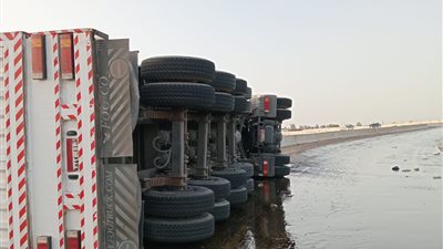 انقلاب مقطورة وراء تكدس مروري أعلى طلعة الطريق الإقليمي