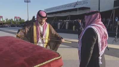 عمره أكثر من 100 عام.. ملك الأردن يهدى ولى العهد سيفاً بمناسبة زفافه