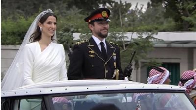 زفاف ملكي.. ولى عهد الأردن والأميرة رجوة يتوسطان الموكب الأحمر