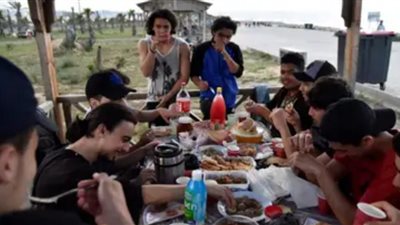 الوزيعة تُمثل رمزًا للتكافل الاجتماعي قبل أيام قليلة من رمضان