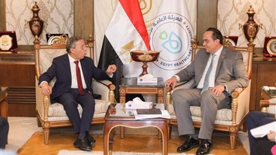 رئيس الرعاية الصحية يستقبل نقيب عام الأطباء الجديد
