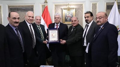 بمشاركة النقيب العام.. وزير التعليم العالي يناقش سبل دعم خدمات العلاج الطبيعي