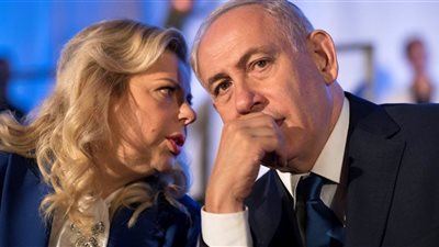 مطالبات بفتح تحقيق ضد نتنياهو و زوجته لتلقي هدية غير مشروعة