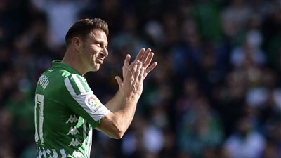 نجوم الكرة يحيون خواكين في مباراة الوداع