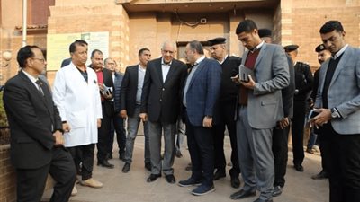 بالصور.. محافظ الجيزة ومدير الأمن يتفقدان موقع سقوط 