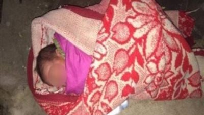 ملفوف في بطانية.. العثور على طفل حديث الولادة داخل منزل مهجور بالقليوبية