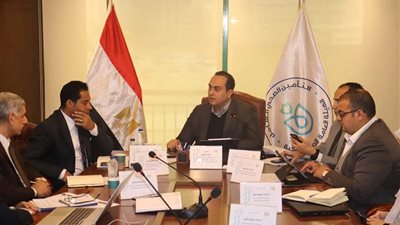 رئيس هيئة الرعاية الصحية.. يناقش تطورات نظام إدارة الموارد البشرية إلكترونيًا 