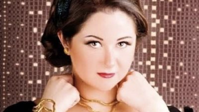 بإطلالة رقيقة.. مي نور الشريف تتألق في تكريم والدها الراحل