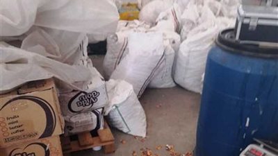 ضبط 1400 كيلو مواد غذائية مجهولة المصدر في العاشر من رمضان