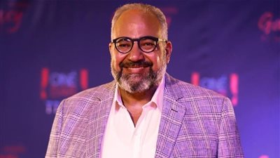 بيومي فؤاد يتكئ على عكاز ويعاني من آلام في الظهر تعيق حركته