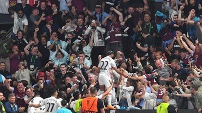 إنجاز تاريخي يدمي عيون الكبار.. ويست هام يتوج بلقب دوري المؤتمر الأوروبي