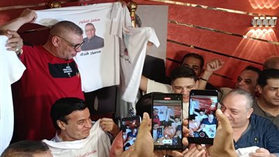 بالمزمار.. مصطفى كامل يحتفل بفوزه بمنصب نقيب الموسيقيين بالتزكية