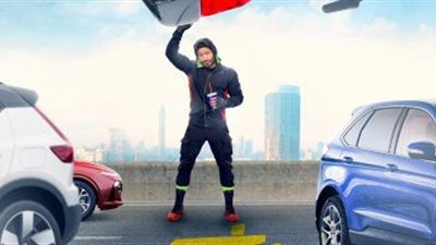 بالموسيقى والورود..استقبال حافل للفنان تامر حسني في تونس