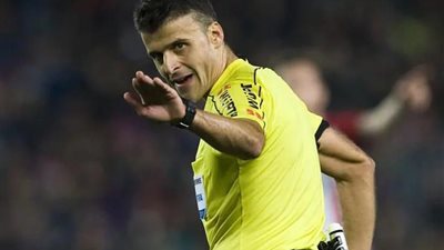 مانزانو يتصدى للتحدي: الكلاسيكو بين برشلونة وريال مدريد في قبضة الحكم