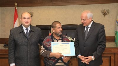 محافظ الجيزة يُكرّم المتميزين من عُمّال الخدمات المعاونة والفنيين والسائقين بالجهاز التنفيذي