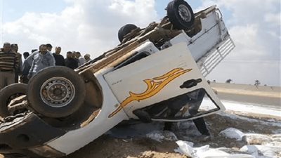إنفجار إطار السيارة السبب وراء انقلاب سيارة ربع نقل في الفيوم