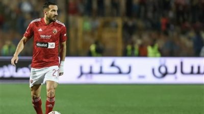 لماذا يتألق علي معلول في الأهلي؟ بوجلبان يكشف الفارق مع تونس