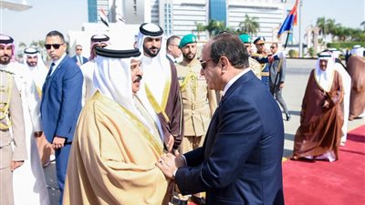 السيسي يودع عاهل البحرين بمطار القاهرة الدولي