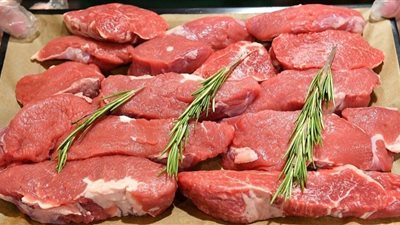 أسعار اللحوم تواصل استقرارها بالأسواق قبل عيد الأضحي المبارك