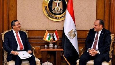 وزير التجارة والصناعة يبحث مع السفير الهندي عن أوجه التعاون الاقتصادي بين البلدين