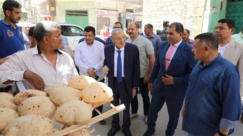 محافظ المنيا أثناء