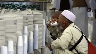 أشهر بئر في العالم.. ماء زمزم مقصد ضيوف الرحمن للارتواء
