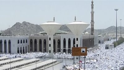 في مسجد نمرة.. حجاج بيت الله يؤدون صلاتي الظهر والعصر جمعا وقصرا