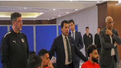 وزير الشباب يزور معسكر المنتخب قبل السفر