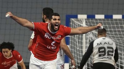 بعد موسم حافل بالإنجازات.. أحمد عادل يجدد تعاقده مع الأهلي