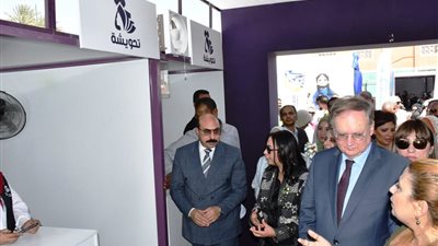 رئيسة قومى المرأة ومحافظ أسوان يتفقدا نموذج المحاكاة البنكي