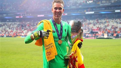 الخيار الثالث يبقى.. ليفربول يجدد عقد حارس مرماه