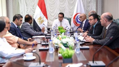 وزير الصحة يتابع مستجدات العمل بالمشروع القومي لرعاية الأطفال
