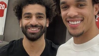 محمد صلاح وألكسندر أرنولد يواصلان تدريبهم مع ليفربول على أنغام 