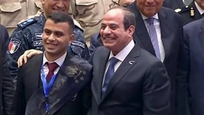 في لفته إنسانية.. السيسي يُلبي مطلب أحد الحضور باحتفالية يوم الشهيد 