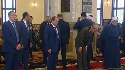 بمناسبة يوم الشهيد.. السيسي يؤدي صلاة الجمعة بمسجد المشير