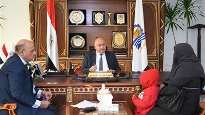 محافظ قنا يواصل إستقبال المواطنين لبحث شكواهم