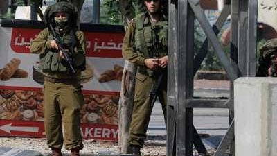 مقتل فلسطيني في الخليل وقوات إسرائيلية تقتحم جنين ومخيمها