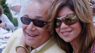 بوسي شلبي تحتفل بعيد الحب أمام قبر زوجها الراحل محمود عبد العزيز