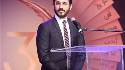 أحمد حلمي يعود للمسرح بعد غياب 20 عاماً من خلال 