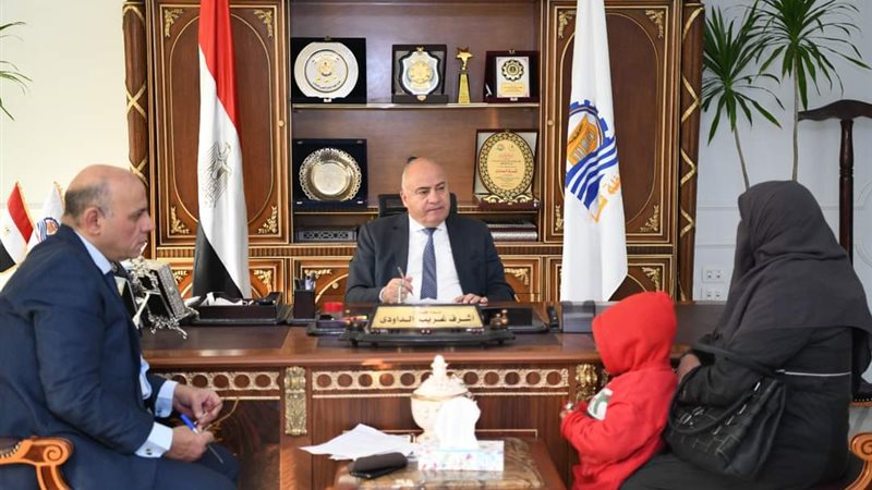 محافظ قنا