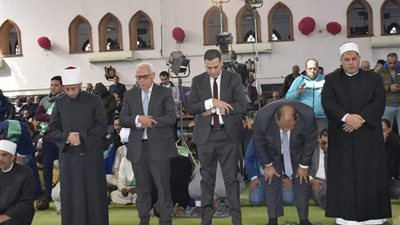 محافظ بورسعيد يؤدي صلاة الجمعة بمسجد الشاطيء