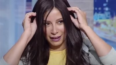 المذيعة قلعتها الباروكة.. ياسمين رحمي تتعرض لموقف محرج على الهواء